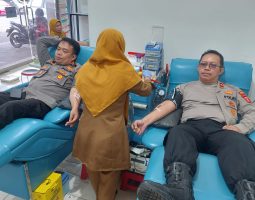 Kapolsek Margaasih Kompol.Bony Yuniar., AA.,S.Ip.MH dan Kapolsek Gunung Halu AKP.Endang Lakukan Donor Darah