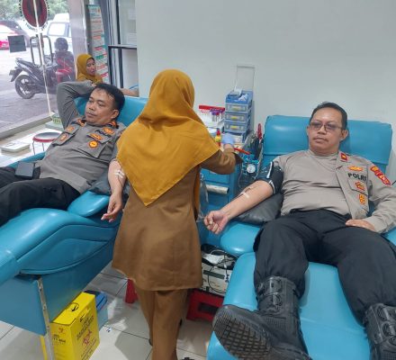 Kapolsek Margaasih Kompol.Bony Yuniar., AA.,S.Ip.MH dan Kapolsek Gunung Halu AKP.Endang Lakukan Donor Darah