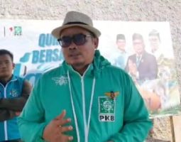 Anggota DPRD Hadiat Bagikan Daging Kurban Dengan Cara Door to Door ke Rumah Warga