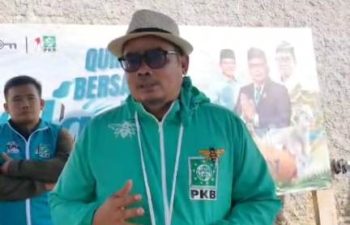 Anggota DPRD Hadiat Bagikan Daging Kurban Dengan Cara Door to Door ke Rumah Warga