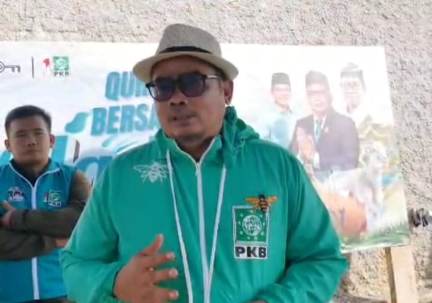Anggota DPRD Hadiat Bagikan Daging Kurban Dengan Cara Door to Door ke Rumah Warga
