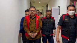 TIM PENYIDIK KEJATI JABAR TAHAN MANTAN SEKDA KOTA BANDUNG Y.I TERKAIT DUGAAN TIPIKOR KEBUN BINATANG BANDUNG