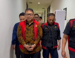 TIM PENYIDIK KEJATI JABAR TAHAN MANTAN SEKDA KOTA BANDUNG Y.I TERKAIT DUGAAN TIPIKOR KEBUN BINATANG BANDUNG