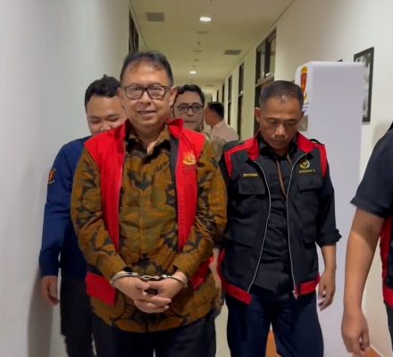 TIM PENYIDIK KEJATI JABAR TAHAN MANTAN SEKDA KOTA BANDUNG Y.I TERKAIT DUGAAN TIPIKOR KEBUN BINATANG BANDUNG