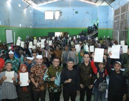 Ratusan Sertipikat PTSL Diserhkan Kepada Warga Coparay, Begini Amanat Bupati Bandung