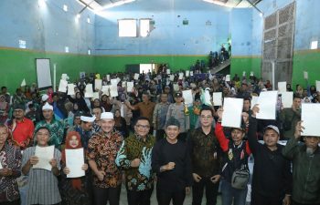 Ratusan Sertipikat PTSL Diserhkan Kepada Warga Coparay, Begini Amanat Bupati Bandung