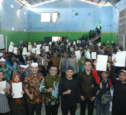 Ratusan Sertipikat PTSL Diserhkan Kepada Warga Coparay, Begini Amanat Bupati Bandung