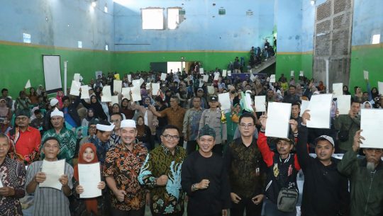 Ratusan Sertipikat PTSL Diserhkan Kepada Warga Coparay, Begini Amanat Bupati Bandung