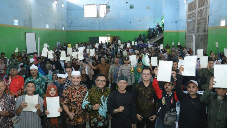 Ratusan Sertipikat PTSL Diserhkan Kepada Warga Coparay, Begini Amanat Bupati Bandung