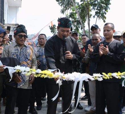 Bupati Bandung Dadang Supriatna Resmikan Pembangunan Jalan Desa Bumiwangi