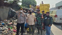 Kapolsek Margaasih Polres Cimahi Kompol Bony Yuniar, AA.,S.Ip.,MH. Beserta Jajaran Peringati HUT Bhayangkara dengan Bersih-bersih Sampah yang Menggunung.