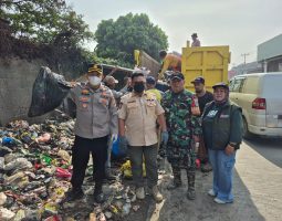 Kapolsek Margaasih Polres Cimahi Kompol Bony Yuniar, AA.,S.Ip.,MH. Beserta Jajaran Peringati HUT Bhayangkara dengan Bersih-bersih Sampah yang Menggunung.