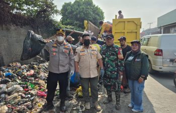 Kapolsek Margaasih Polres Cimahi Kompol Bony Yuniar, AA.,S.Ip.,MH. Beserta Jajaran Peringati HUT Bhayangkara dengan Bersih-bersih Sampah yang Menggunung.