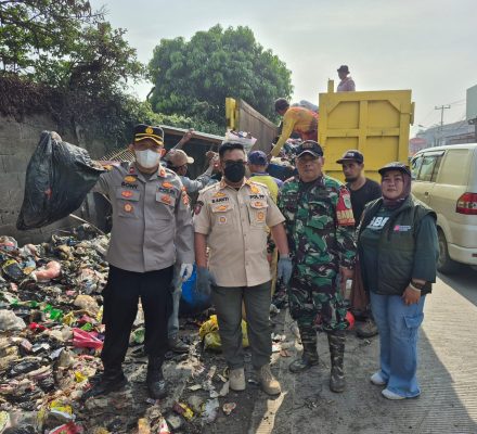 Kapolsek Margaasih Polres Cimahi Kompol Bony Yuniar, AA.,S.Ip.,MH. Beserta Jajaran Peringati HUT Bhayangkara dengan Bersih-bersih Sampah yang Menggunung.