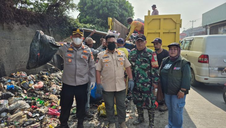 Kapolsek Margaasih Polres Cimahi Kompol Bony Yuniar, AA.,S.Ip.,MH. Beserta Jajaran Peringati HUT Bhayangkara dengan Bersih-bersih Sampah yang Menggunung.