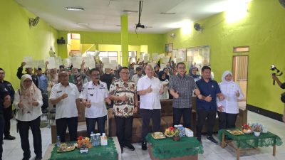 Warga Desa Cimekar Terima 206 Bidang Sertifikat Tanah Gratis. Iim Rohimat : Akan Terus Bertambah Sesuai Jumlah Target Permohonan PTSL 2025.