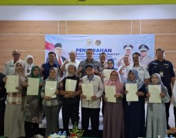 Warga Desa Cimekar Terima 206 Bidang Sertifikat Tanah Gratis. Iim Rohimat : Akan Terus Bertambah Sesuai Jumlah Target Permohonan PTSL 2025.