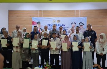 Warga Desa Cimekar Terima 206 Bidang Sertifikat Tanah Gratis. Iim Rohimat : Akan Terus Bertambah Sesuai Jumlah Target Permohonan PTSL 2025.