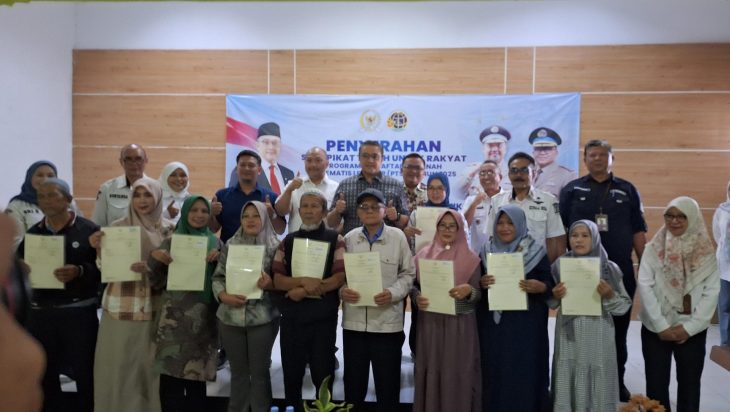 Warga Desa Cimekar Terima 206 Bidang Sertifikat Tanah Gratis. Iim Rohimat : Akan Terus Bertambah Sesuai Jumlah Target Permohonan PTSL 2025.
