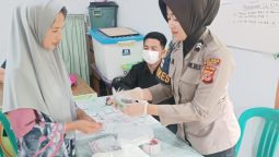 Kapolsek Margaasih Kompol Bony Yuniar.,AA.,S.Ip.MH. sedang mengantar Pasien