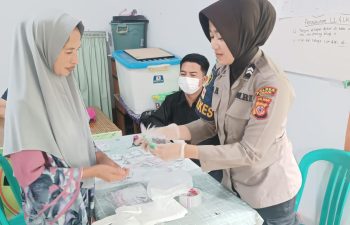 Kapolsek Margaasih Kompol Bony Yuniar.,AA.,S.Ip.MH. sedang mengantar Pasien