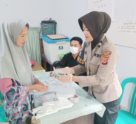Kapolsek Margaasih Kompol Bony Yuniar.,AA.,S.Ip.MH. sedang mengantar Pasien