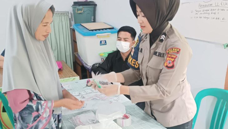 Kapolsek Margaasih Kompol Bony Yuniar.,AA.,S.Ip.MH. sedang mengantar Pasien