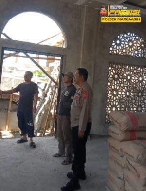 Bakti Religi Kapolsek Margaasih Kompol Bony Yuniar AA., S.IP., MH. Berikan Bantuan Pembangunan Mesjid Jami Al-Ma'Ruf Walbarrokah.
