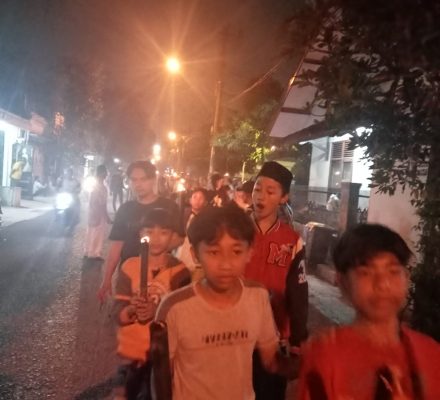 Bumi Asri Mekar Rahayu Menggelar Tradisi Pawai Obor