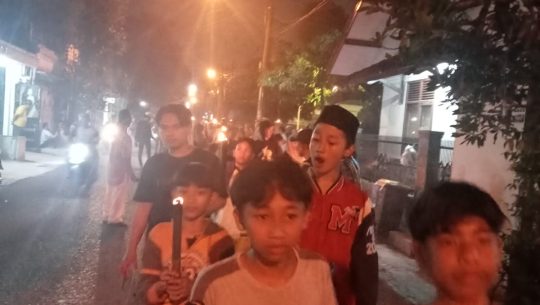 Bumi Asri Mekar Rahayu Menggelar Tradisi Pawai Obor