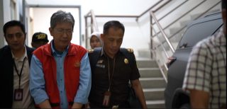 KEJATI JABAR LAKUKAN PENETAPAN DAN PENAHANAN TERHADAP 3 ORANG TERSANGKA DALAM PERKARA DUGAAN TINDAK PIDANA KORUPSI PENYIMPANGAN PENYALURAN KREDIT PADA BPR-KRI