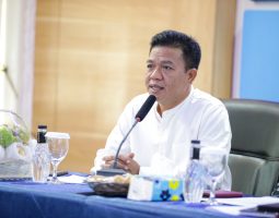 Dari 2.200 Bidang Tanah Milik Pemkab Bandung 700 Bidang Belum Tersertifikasi Bupati Minta Disperkimtan dan BPN Konsolidasi untuk Percepatan iNNews, Bandung- Dari 2.200 bidang tanah yang dimiliki Pemkab Bandung 1.500 bidang sudah tersertifikasi. Sisanya 700 bidang belum tersertifikasi, beberapa bidang di antaranya yang dibangun menjadi sekolah dasar (SD).  Hal tersebut disampaikan Bupati Bandung Dadang Supriatna saat menerima kunjungan kerja Komisi II DPR RI di Kantor Badan Pertanahan Nasional (BPN) Kabupaten Bandung, Jumat 11 Juli 2025. Dadang Supriatna berharap, sisa 700-an bidang tanah yang belum tersertifikasi tersebut bisa secepatnya terselesaikan. "Terutama tanah yang diajdikan sekolah dasar dan ini kerap mengemuka ada kasus penyegelan sekolah oleh oknum yang mengakui ahli waris tanah tersebut," ujarnya. Percepatan penyelesaian aset, menurut Dadang Supriatna penting dilakukan, dalam rangka pengamanan aset berupa tanah, khususnya pengamanan hukum untuk memperjelas legalitas tanah milik Pemkab Bandung. “Selain itu juga dalam rangka peningkatan potensi aset terhadap kontribusi pendapatan asli daerah (PAD). Sehingga saya meminta Disperkimtan untuk menertibkan dan menginventarisir data tanah yang berpotensi terhadap peningkatan PAD,” kata Bupati Bedas ini. Kepada Kepala Disperkimtan dan Kepala Kantor BPN Kabupaten Bandung, Bupati Dadang meminta untuk segera melakukan konsolidasi dalam rangka percepatan tahapan sertifikasi tanah dan pengamanan aset tanah. “Dengan kolaborasi antara Disperkimtan dan BPN ini diharapkan seluruh aset tanah milik Pemkab Bandung lebih jelas legalitasnya, terhindar dari penguasaan dan gugatan pihak lain, serta dapat meningkatkan PAD,” katanya. Sedangkan untuk Program Pendaftaran Tanah Sistematis Lengkap (PTSL) Kabupaten Bandung Dadang Supriatana menyebut dari jumlah 1,2 juta bidang tanah, sudah terealiasi sekitar 900 ribuan bidang.*** Ayi