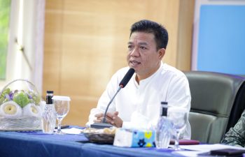 Dari 2.200 Bidang Tanah Milik Pemkab Bandung 700 Bidang Belum Tersertifikasi Bupati Minta Disperkimtan dan BPN Konsolidasi untuk Percepatan iNNews, Bandung- Dari 2.200 bidang tanah yang dimiliki Pemkab Bandung 1.500 bidang sudah tersertifikasi. Sisanya 700 bidang belum tersertifikasi, beberapa bidang di antaranya yang dibangun menjadi sekolah dasar (SD).  Hal tersebut disampaikan Bupati Bandung Dadang Supriatna saat menerima kunjungan kerja Komisi II DPR RI di Kantor Badan Pertanahan Nasional (BPN) Kabupaten Bandung, Jumat 11 Juli 2025. Dadang Supriatna berharap, sisa 700-an bidang tanah yang belum tersertifikasi tersebut bisa secepatnya terselesaikan. "Terutama tanah yang diajdikan sekolah dasar dan ini kerap mengemuka ada kasus penyegelan sekolah oleh oknum yang mengakui ahli waris tanah tersebut," ujarnya. Percepatan penyelesaian aset, menurut Dadang Supriatna penting dilakukan, dalam rangka pengamanan aset berupa tanah, khususnya pengamanan hukum untuk memperjelas legalitas tanah milik Pemkab Bandung. “Selain itu juga dalam rangka peningkatan potensi aset terhadap kontribusi pendapatan asli daerah (PAD). Sehingga saya meminta Disperkimtan untuk menertibkan dan menginventarisir data tanah yang berpotensi terhadap peningkatan PAD,” kata Bupati Bedas ini. Kepada Kepala Disperkimtan dan Kepala Kantor BPN Kabupaten Bandung, Bupati Dadang meminta untuk segera melakukan konsolidasi dalam rangka percepatan tahapan sertifikasi tanah dan pengamanan aset tanah. “Dengan kolaborasi antara Disperkimtan dan BPN ini diharapkan seluruh aset tanah milik Pemkab Bandung lebih jelas legalitasnya, terhindar dari penguasaan dan gugatan pihak lain, serta dapat meningkatkan PAD,” katanya. Sedangkan untuk Program Pendaftaran Tanah Sistematis Lengkap (PTSL) Kabupaten Bandung Dadang Supriatana menyebut dari jumlah 1,2 juta bidang tanah, sudah terealiasi sekitar 900 ribuan bidang.*** Ayi