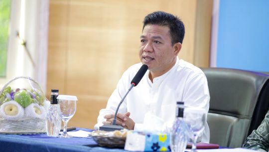 Dari 2.200 Bidang Tanah Milik Pemkab Bandung 700 Bidang Belum Tersertifikasi Bupati Minta Disperkimtan dan BPN Konsolidasi untuk Percepatan iNNews, Bandung- Dari 2.200 bidang tanah yang dimiliki Pemkab Bandung 1.500 bidang sudah tersertifikasi. Sisanya 700 bidang belum tersertifikasi, beberapa bidang di antaranya yang dibangun menjadi sekolah dasar (SD).  Hal tersebut disampaikan Bupati Bandung Dadang Supriatna saat menerima kunjungan kerja Komisi II DPR RI di Kantor Badan Pertanahan Nasional (BPN) Kabupaten Bandung, Jumat 11 Juli 2025. Dadang Supriatna berharap, sisa 700-an bidang tanah yang belum tersertifikasi tersebut bisa secepatnya terselesaikan. "Terutama tanah yang diajdikan sekolah dasar dan ini kerap mengemuka ada kasus penyegelan sekolah oleh oknum yang mengakui ahli waris tanah tersebut," ujarnya. Percepatan penyelesaian aset, menurut Dadang Supriatna penting dilakukan, dalam rangka pengamanan aset berupa tanah, khususnya pengamanan hukum untuk memperjelas legalitas tanah milik Pemkab Bandung. “Selain itu juga dalam rangka peningkatan potensi aset terhadap kontribusi pendapatan asli daerah (PAD). Sehingga saya meminta Disperkimtan untuk menertibkan dan menginventarisir data tanah yang berpotensi terhadap peningkatan PAD,” kata Bupati Bedas ini. Kepada Kepala Disperkimtan dan Kepala Kantor BPN Kabupaten Bandung, Bupati Dadang meminta untuk segera melakukan konsolidasi dalam rangka percepatan tahapan sertifikasi tanah dan pengamanan aset tanah. “Dengan kolaborasi antara Disperkimtan dan BPN ini diharapkan seluruh aset tanah milik Pemkab Bandung lebih jelas legalitasnya, terhindar dari penguasaan dan gugatan pihak lain, serta dapat meningkatkan PAD,” katanya. Sedangkan untuk Program Pendaftaran Tanah Sistematis Lengkap (PTSL) Kabupaten Bandung Dadang Supriatana menyebut dari jumlah 1,2 juta bidang tanah, sudah terealiasi sekitar 900 ribuan bidang.*** Ayi