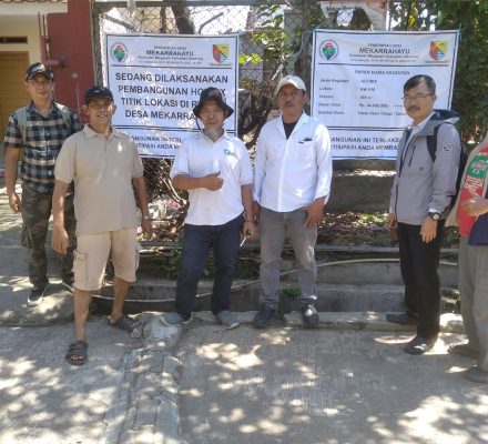 Pemerintah Desa Mekarrahayu Melaksanakan Pembangunan Hotmix Jalan Kab. Bandung