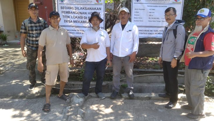 Pemerintah Desa Mekarrahayu Melaksanakan Pembangunan Hotmix Jalan Kab. Bandung