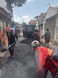 Pemerintah Desa Mekarrahayu Melaksanakan Pembangunan Hotmix Jalan Kab. Bandung