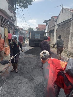 Pemerintah Desa Mekarrahayu Melaksanakan Pembangunan Hotmix Jalan Kab. Bandung