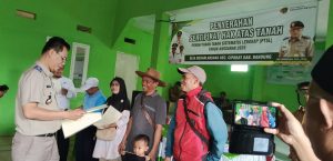 Ratusan Warga Dua Desa di Kecamatan Ciparay Gembira Terima Sertipikat Elektronik PTSL Gratis dari BPN iNNews, Bandung- Ratusan warga dari dua desa, yakni Desa Gunungleutik dan Desa Mekarlaksana Kecamatan Ciparay Kabupaten Bandung nampak gembira ketika menerima Sertipikat Elektronik gratis dari program Pendaftaran Tanah Sistematis Lengkap (PTSL) dari Kantor Agraria dan Tata Ruang /Badan Pertanahan Nasional (ATR/BPN). Ratusan Sertifikat Elektronikn PTSL itu diiserahkan kepada warga penerima dari dua desa tersebut di aula desa masing-masing, Senin (14/7/2025). Ketua Panitia PTSL Desa Gunungleutik Syarif Hidayattulloh berterimakasih kepada BPN Kabupaten Bandung yang telah memberikan Sertifikat Elektronik. Ia menyebut, Desa Gunungleutik sudah tiga kali mendapat program PTSL. Tahun 20O9, 2024,dan 2025. "Alham dulillah tahun ini dari estimasi yang diajukan 500 bidang PTSL sudah terealisasi 460, termasuk yang hari ini diserahkan kepada warga sebanyak 61 sertifikat elektronik PTSL," kata Syarif Hidayattulallah di sela acara pembagian sertifikat yang diserahkan langsung oleh wakil ketua tim ptsl,Henhen. Warga Desa Gunungleutik, kata Syarif antusias dengan program PTSL tersebut. "Malahan warga yang tadinya tidak punya rencana membuat sertifikat, setelah terealisasi jadi terpancing," katanya. Syarif ingin seluruh bidang tanah di Desa Gunungleutik bersertifikat, ia mengaku jika masih ada program sertifikat PTSL di tahun 2026 akan diajukan lagi. "Dari luas 87,175 hektar lahan yang ada di Desa Gunungleutik, 80 persen sudah bersertifikat, karena sebagian lahan tanah yang ada di Desa Gunungleutik sudah Hak Guna Bangunan (HGB-pen) karena sudah jadi perumahan," kata Syarif. Salah satu warga RT 02 / RW O4 Desa Gunungleutik Ny. Wulan menyampaikan terima kasih kepada pemerintah desa yang telah memfasilitasi pembuatan sertifikat secara gratis. Ia mengaku lega dengan lahan tanahnya yang sudah disertifikatkan, sebab kalau harus mengurus sendiri tidak bisa dan jauh ke BPN Kabupaten Bandung di Soreang. Hal senada diungkapkan Cecep warga RW 19, Sukamahi Desa Mekarlaksana berterimakasih. Ia berharap PTSL dilanjutkan agar bisa lebih banyak menjangkau warga masyarakat. Kepala Kantor BPN Kabupaten Bandung, Iim Rohiman melalui Ketua tim PTSL wilayah kec ciparay Kabupaten Bandung Trisno mengatakan , di Kecamatan Ciparay jumlah PTSL yang diajukan sebanyak 3.450 bidang. " Dari jumlah tersebut pemberkasan sudah 2000, yang sudah diserahkan sampai hari ini 1.256 di 6 desa," ktanya saat menyerahkan sertifikat PTSL di Desa Mekarlaksana Kecamatan Ciparay. Di Desa Mekarlaksana Kecamatan Ciparay Total 500, sudah dibagikan 400, sisanya akan dibagikan tanggal 20 Juli 2025. Trisno berpesan kepada warga penerima sertifikat PTSL agar menjaga sertifikat tersebut dengan baik jangan sampai deserahkan kepada orang -orang yang tidak bertanggung jawab. Trisno menyebut PTSL untu Desa Mekarlaksana sebanyak 500 bidang, sekarang penyerahan ke 4 dengan total keseluruhan yang diserahkan itu 412 setifiat PTSL , sisanya kurang lebih 88 akan diserahkan tanggal 20 Juli 2025. Dengan diserahkan sertifikat ini juga mudah-mudahan bisa meningkatkan perekonomian masyarakat. Trisno menyebut, sertifikat Elektronik lebih valid untuk data-data bidang tanahnya lebih valid dan lebih mudah dipergunakan.selain itu dengan terbitnya sertipikat yg telah diterima merupakan bukti kepemilikan tanah yang syah berkekuatan hukum. Kasi pemerintahan Desa Mekarlakasna, Ruli mewakili Ketua panitia PTSL Desa Mekarlaksana berterimakasih kepada instansi terkait, khususnya kepada BPN Kabupaten Bandung yang telah memberikan sertifikat Elektronik gratis kepada warga. Ia berharap PTSL ini tidak hanya sampai di sini . "Kami akan mengkaji kembali terkait bidang-bidang yang masih memerlukan program PTSL ini. Dengan kajian yang sudah kami lakukan ke depannya harapan kami desa Mekarlaksan bisa mendapatkan kembali program ini," katanya .*** Ayi