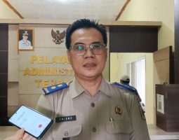 Ratusan Warga Dua Desa di Kecamatan Ciparay Gembira Terima Sertipikat Elektronik PTSL Gratis dari BPN iNNews, Bandung- Ratusan warga dari dua desa, yakni Desa Gunungleutik dan Desa Mekarlaksana Kecamatan Ciparay Kabupaten Bandung nampak gembira ketika menerima Sertipikat Elektronik gratis dari program Pendaftaran Tanah Sistematis Lengkap (PTSL) dari Kantor Agraria dan Tata Ruang /Badan Pertanahan Nasional (ATR/BPN). Ratusan Sertifikat Elektronikn PTSL itu diiserahkan kepada warga penerima dari dua desa tersebut di aula desa masing-masing, Senin (14/7/2025). Ketua Panitia PTSL Desa Gunungleutik Syarif Hidayattulloh berterimakasih kepada BPN Kabupaten Bandung yang telah memberikan Sertifikat Elektronik. Ia menyebut, Desa Gunungleutik sudah tiga kali mendapat program PTSL. Tahun 20O9, 2024,dan 2025. "Alham dulillah tahun ini dari estimasi yang diajukan 500 bidang PTSL sudah terealisasi 460, termasuk yang hari ini diserahkan kepada warga sebanyak 61 sertifikat elektronik PTSL," kata Syarif Hidayattulallah di sela acara pembagian sertifikat yang diserahkan langsung oleh wakil ketua tim ptsl,Henhen. Warga Desa Gunungleutik, kata Syarif antusias dengan program PTSL tersebut. "Malahan warga yang tadinya tidak punya rencana membuat sertifikat, setelah terealisasi jadi terpancing," katanya. Syarif ingin seluruh bidang tanah di Desa Gunungleutik bersertifikat, ia mengaku jika masih ada program sertifikat PTSL di tahun 2026 akan diajukan lagi. "Dari luas 87,175 hektar lahan yang ada di Desa Gunungleutik, 80 persen sudah bersertifikat, karena sebagian lahan tanah yang ada di Desa Gunungleutik sudah Hak Guna Bangunan (HGB-pen) karena sudah jadi perumahan," kata Syarif. Salah satu warga RT 02 / RW O4 Desa Gunungleutik Ny. Wulan menyampaikan terima kasih kepada pemerintah desa yang telah memfasilitasi pembuatan sertifikat secara gratis. Ia mengaku lega dengan lahan tanahnya yang sudah disertifikatkan, sebab kalau harus mengurus sendiri tidak bisa dan jauh ke BPN Kabupaten Bandung di Soreang. Hal senada diungkapkan Cecep warga RW 19, Sukamahi Desa Mekarlaksana berterimakasih. Ia berharap PTSL dilanjutkan agar bisa lebih banyak menjangkau warga masyarakat. Kepala Kantor BPN Kabupaten Bandung, Iim Rohiman melalui Ketua tim PTSL wilayah kec ciparay Kabupaten Bandung Trisno mengatakan , di Kecamatan Ciparay jumlah PTSL yang diajukan sebanyak 3.450 bidang. " Dari jumlah tersebut pemberkasan sudah 2000, yang sudah diserahkan sampai hari ini 1.256 di 6 desa," ktanya saat menyerahkan sertifikat PTSL di Desa Mekarlaksana Kecamatan Ciparay. Di Desa Mekarlaksana Kecamatan Ciparay Total 500, sudah dibagikan 400, sisanya akan dibagikan tanggal 20 Juli 2025. Trisno berpesan kepada warga penerima sertifikat PTSL agar menjaga sertifikat tersebut dengan baik jangan sampai deserahkan kepada orang -orang yang tidak bertanggung jawab. Trisno menyebut PTSL untu Desa Mekarlaksana sebanyak 500 bidang, sekarang penyerahan ke 4 dengan total keseluruhan yang diserahkan itu 412 setifiat PTSL , sisanya kurang lebih 88 akan diserahkan tanggal 20 Juli 2025. Dengan diserahkan sertifikat ini juga mudah-mudahan bisa meningkatkan perekonomian masyarakat. Trisno menyebut, sertifikat Elektronik lebih valid untuk data-data bidang tanahnya lebih valid dan lebih mudah dipergunakan.selain itu dengan terbitnya sertipikat yg telah diterima merupakan bukti kepemilikan tanah yang syah berkekuatan hukum. Kasi pemerintahan Desa Mekarlakasna, Ruli mewakili Ketua panitia PTSL Desa Mekarlaksana berterimakasih kepada instansi terkait, khususnya kepada BPN Kabupaten Bandung yang telah memberikan sertifikat Elektronik gratis kepada warga. Ia berharap PTSL ini tidak hanya sampai di sini . "Kami akan mengkaji kembali terkait bidang-bidang yang masih memerlukan program PTSL ini. Dengan kajian yang sudah kami lakukan ke depannya harapan kami desa Mekarlaksan bisa mendapatkan kembali program ini," katanya .*** Ayi