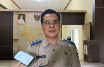 Ratusan Warga Dua Desa di Kecamatan Ciparay Gembira Terima Sertipikat Elektronik PTSL Gratis dari BPN iNNews, Bandung- Ratusan warga dari dua desa, yakni Desa Gunungleutik dan Desa Mekarlaksana Kecamatan Ciparay Kabupaten Bandung nampak gembira ketika menerima Sertipikat Elektronik gratis dari program Pendaftaran Tanah Sistematis Lengkap (PTSL) dari Kantor Agraria dan Tata Ruang /Badan Pertanahan Nasional (ATR/BPN). Ratusan Sertifikat Elektronikn PTSL itu diiserahkan kepada warga penerima dari dua desa tersebut di aula desa masing-masing, Senin (14/7/2025). Ketua Panitia PTSL Desa Gunungleutik Syarif Hidayattulloh berterimakasih kepada BPN Kabupaten Bandung yang telah memberikan Sertifikat Elektronik. Ia menyebut, Desa Gunungleutik sudah tiga kali mendapat program PTSL. Tahun 20O9, 2024,dan 2025. "Alham dulillah tahun ini dari estimasi yang diajukan 500 bidang PTSL sudah terealisasi 460, termasuk yang hari ini diserahkan kepada warga sebanyak 61 sertifikat elektronik PTSL," kata Syarif Hidayattulallah di sela acara pembagian sertifikat yang diserahkan langsung oleh wakil ketua tim ptsl,Henhen. Warga Desa Gunungleutik, kata Syarif antusias dengan program PTSL tersebut. "Malahan warga yang tadinya tidak punya rencana membuat sertifikat, setelah terealisasi jadi terpancing," katanya. Syarif ingin seluruh bidang tanah di Desa Gunungleutik bersertifikat, ia mengaku jika masih ada program sertifikat PTSL di tahun 2026 akan diajukan lagi. "Dari luas 87,175 hektar lahan yang ada di Desa Gunungleutik, 80 persen sudah bersertifikat, karena sebagian lahan tanah yang ada di Desa Gunungleutik sudah Hak Guna Bangunan (HGB-pen) karena sudah jadi perumahan," kata Syarif. Salah satu warga RT 02 / RW O4 Desa Gunungleutik Ny. Wulan menyampaikan terima kasih kepada pemerintah desa yang telah memfasilitasi pembuatan sertifikat secara gratis. Ia mengaku lega dengan lahan tanahnya yang sudah disertifikatkan, sebab kalau harus mengurus sendiri tidak bisa dan jauh ke BPN Kabupaten Bandung di Soreang. Hal senada diungkapkan Cecep warga RW 19, Sukamahi Desa Mekarlaksana berterimakasih. Ia berharap PTSL dilanjutkan agar bisa lebih banyak menjangkau warga masyarakat. Kepala Kantor BPN Kabupaten Bandung, Iim Rohiman melalui Ketua tim PTSL wilayah kec ciparay Kabupaten Bandung Trisno mengatakan , di Kecamatan Ciparay jumlah PTSL yang diajukan sebanyak 3.450 bidang. " Dari jumlah tersebut pemberkasan sudah 2000, yang sudah diserahkan sampai hari ini 1.256 di 6 desa," ktanya saat menyerahkan sertifikat PTSL di Desa Mekarlaksana Kecamatan Ciparay. Di Desa Mekarlaksana Kecamatan Ciparay Total 500, sudah dibagikan 400, sisanya akan dibagikan tanggal 20 Juli 2025. Trisno berpesan kepada warga penerima sertifikat PTSL agar menjaga sertifikat tersebut dengan baik jangan sampai deserahkan kepada orang -orang yang tidak bertanggung jawab. Trisno menyebut PTSL untu Desa Mekarlaksana sebanyak 500 bidang, sekarang penyerahan ke 4 dengan total keseluruhan yang diserahkan itu 412 setifiat PTSL , sisanya kurang lebih 88 akan diserahkan tanggal 20 Juli 2025. Dengan diserahkan sertifikat ini juga mudah-mudahan bisa meningkatkan perekonomian masyarakat. Trisno menyebut, sertifikat Elektronik lebih valid untuk data-data bidang tanahnya lebih valid dan lebih mudah dipergunakan.selain itu dengan terbitnya sertipikat yg telah diterima merupakan bukti kepemilikan tanah yang syah berkekuatan hukum. Kasi pemerintahan Desa Mekarlakasna, Ruli mewakili Ketua panitia PTSL Desa Mekarlaksana berterimakasih kepada instansi terkait, khususnya kepada BPN Kabupaten Bandung yang telah memberikan sertifikat Elektronik gratis kepada warga. Ia berharap PTSL ini tidak hanya sampai di sini . "Kami akan mengkaji kembali terkait bidang-bidang yang masih memerlukan program PTSL ini. Dengan kajian yang sudah kami lakukan ke depannya harapan kami desa Mekarlaksan bisa mendapatkan kembali program ini," katanya .*** Ayi