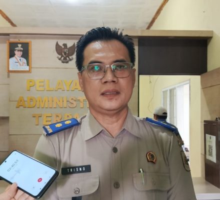Ratusan Warga Dua Desa di Kecamatan Ciparay Gembira Terima Sertipikat Elektronik PTSL Gratis dari BPN iNNews, Bandung- Ratusan warga dari dua desa, yakni Desa Gunungleutik dan Desa Mekarlaksana Kecamatan Ciparay Kabupaten Bandung nampak gembira ketika menerima Sertipikat Elektronik gratis dari program Pendaftaran Tanah Sistematis Lengkap (PTSL) dari Kantor Agraria dan Tata Ruang /Badan Pertanahan Nasional (ATR/BPN). Ratusan Sertifikat Elektronikn PTSL itu diiserahkan kepada warga penerima dari dua desa tersebut di aula desa masing-masing, Senin (14/7/2025). Ketua Panitia PTSL Desa Gunungleutik Syarif Hidayattulloh berterimakasih kepada BPN Kabupaten Bandung yang telah memberikan Sertifikat Elektronik. Ia menyebut, Desa Gunungleutik sudah tiga kali mendapat program PTSL. Tahun 20O9, 2024,dan 2025. "Alham dulillah tahun ini dari estimasi yang diajukan 500 bidang PTSL sudah terealisasi 460, termasuk yang hari ini diserahkan kepada warga sebanyak 61 sertifikat elektronik PTSL," kata Syarif Hidayattulallah di sela acara pembagian sertifikat yang diserahkan langsung oleh wakil ketua tim ptsl,Henhen. Warga Desa Gunungleutik, kata Syarif antusias dengan program PTSL tersebut. "Malahan warga yang tadinya tidak punya rencana membuat sertifikat, setelah terealisasi jadi terpancing," katanya. Syarif ingin seluruh bidang tanah di Desa Gunungleutik bersertifikat, ia mengaku jika masih ada program sertifikat PTSL di tahun 2026 akan diajukan lagi. "Dari luas 87,175 hektar lahan yang ada di Desa Gunungleutik, 80 persen sudah bersertifikat, karena sebagian lahan tanah yang ada di Desa Gunungleutik sudah Hak Guna Bangunan (HGB-pen) karena sudah jadi perumahan," kata Syarif. Salah satu warga RT 02 / RW O4 Desa Gunungleutik Ny. Wulan menyampaikan terima kasih kepada pemerintah desa yang telah memfasilitasi pembuatan sertifikat secara gratis. Ia mengaku lega dengan lahan tanahnya yang sudah disertifikatkan, sebab kalau harus mengurus sendiri tidak bisa dan jauh ke BPN Kabupaten Bandung di Soreang. Hal senada diungkapkan Cecep warga RW 19, Sukamahi Desa Mekarlaksana berterimakasih. Ia berharap PTSL dilanjutkan agar bisa lebih banyak menjangkau warga masyarakat. Kepala Kantor BPN Kabupaten Bandung, Iim Rohiman melalui Ketua tim PTSL wilayah kec ciparay Kabupaten Bandung Trisno mengatakan , di Kecamatan Ciparay jumlah PTSL yang diajukan sebanyak 3.450 bidang. " Dari jumlah tersebut pemberkasan sudah 2000, yang sudah diserahkan sampai hari ini 1.256 di 6 desa," ktanya saat menyerahkan sertifikat PTSL di Desa Mekarlaksana Kecamatan Ciparay. Di Desa Mekarlaksana Kecamatan Ciparay Total 500, sudah dibagikan 400, sisanya akan dibagikan tanggal 20 Juli 2025. Trisno berpesan kepada warga penerima sertifikat PTSL agar menjaga sertifikat tersebut dengan baik jangan sampai deserahkan kepada orang -orang yang tidak bertanggung jawab. Trisno menyebut PTSL untu Desa Mekarlaksana sebanyak 500 bidang, sekarang penyerahan ke 4 dengan total keseluruhan yang diserahkan itu 412 setifiat PTSL , sisanya kurang lebih 88 akan diserahkan tanggal 20 Juli 2025. Dengan diserahkan sertifikat ini juga mudah-mudahan bisa meningkatkan perekonomian masyarakat. Trisno menyebut, sertifikat Elektronik lebih valid untuk data-data bidang tanahnya lebih valid dan lebih mudah dipergunakan.selain itu dengan terbitnya sertipikat yg telah diterima merupakan bukti kepemilikan tanah yang syah berkekuatan hukum. Kasi pemerintahan Desa Mekarlakasna, Ruli mewakili Ketua panitia PTSL Desa Mekarlaksana berterimakasih kepada instansi terkait, khususnya kepada BPN Kabupaten Bandung yang telah memberikan sertifikat Elektronik gratis kepada warga. Ia berharap PTSL ini tidak hanya sampai di sini . "Kami akan mengkaji kembali terkait bidang-bidang yang masih memerlukan program PTSL ini. Dengan kajian yang sudah kami lakukan ke depannya harapan kami desa Mekarlaksan bisa mendapatkan kembali program ini," katanya .*** Ayi