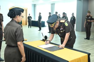 Kajati Katarina Endang Sarwestri, S.H.,MH melakukan Pengambilan sumpah jabatan dan pelantikan Wakil Kepala Kejaksaan Tinggi Jawa Barat