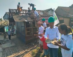 Anggota DPRD Kab. Bandung dari Fraksi PKB H. Dudi Mustopa Bersama Warga Gotong Royong Perbaiki Rumah Warga