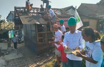 Anggota DPRD Kab. Bandung dari Fraksi PKB H. Dudi Mustopa Bersama Warga Gotong Royong Perbaiki Rumah Warga