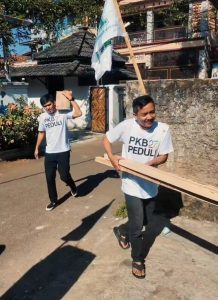 Bedah Rumah PKB Peduli, Hilman Faroq Bersama Warga Lakukan Bedah Rumah Warga di Cileunyi.
