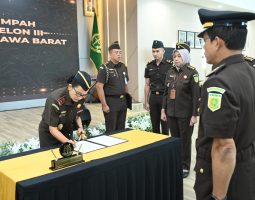 KAJATI JABAR KATARINA ENDANG SARWESTRI LANTIK 12 PEJABAT ESELLON III DI WILAYAH HUKUM KEJATI JABAR