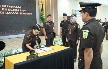 KAJATI JABAR KATARINA ENDANG SARWESTRI LANTIK 12 PEJABAT ESELLON III DI WILAYAH HUKUM KEJATI JABAR