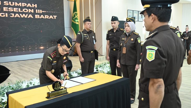 KAJATI JABAR KATARINA ENDANG SARWESTRI LANTIK 12 PEJABAT ESELLON III DI WILAYAH HUKUM KEJATI JABAR