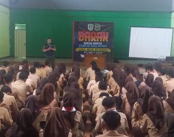 BHABINKAMTIBMAS DESA RAHAYU POLSEK MARGAASIH BRIPKA GAN YAN ISMANTO BERIKAN PEMBINAAN KEPADA SANTRI DAN SANTRIWATI MA DARUL MA'ARIF